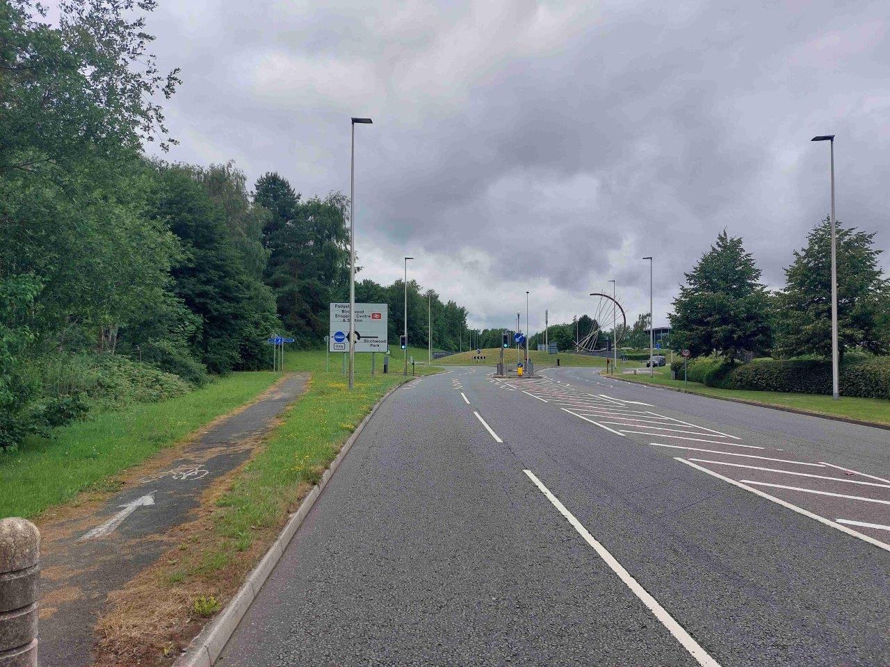 Birchwood bus lane -The approach to the bus lane on Birchwood Way - westbound