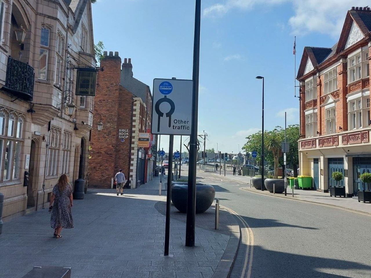 Bridge Street South bus lane - Advanced warning sign of the bus lane and the roundabout allowing vehicles to turn around