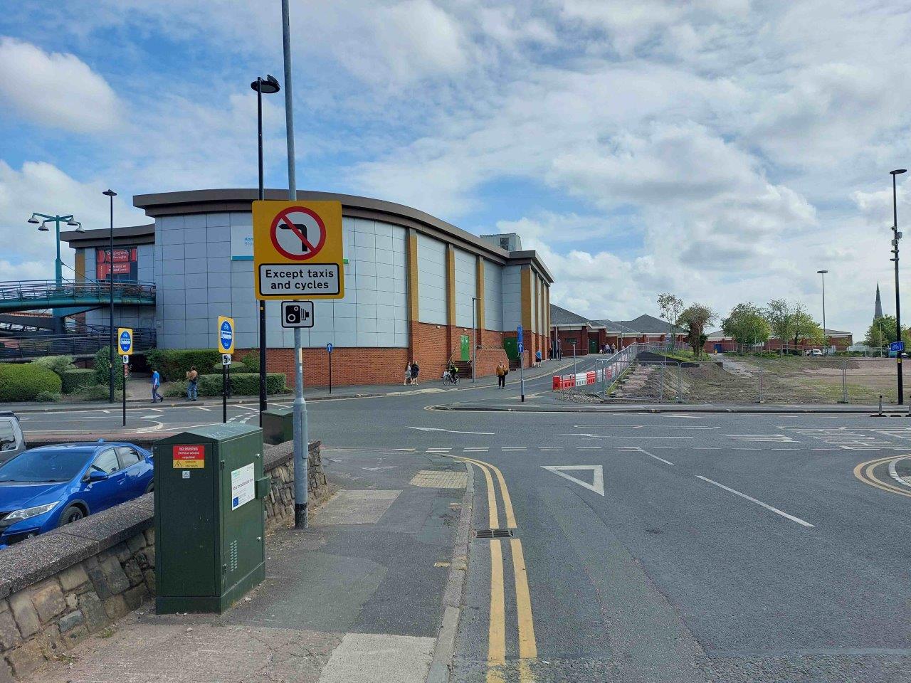 Scotland Road bus gate - No left turn signage when leaving Town Hill